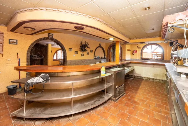 Terreno urbanizable, actualmente hay un restaurante. — 8