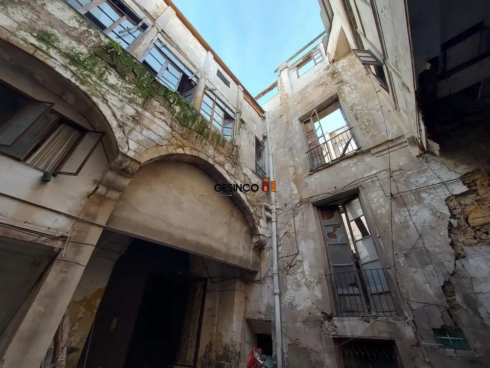 CASA-PALACIO, CÉNTRICO, DE ESTILO GÓTICO
