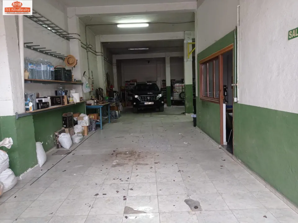 OPORTUNIDAD!! ALMACÉN-APARCAMIENTO CON VADO ZONA CARRETERA DE JAEN.