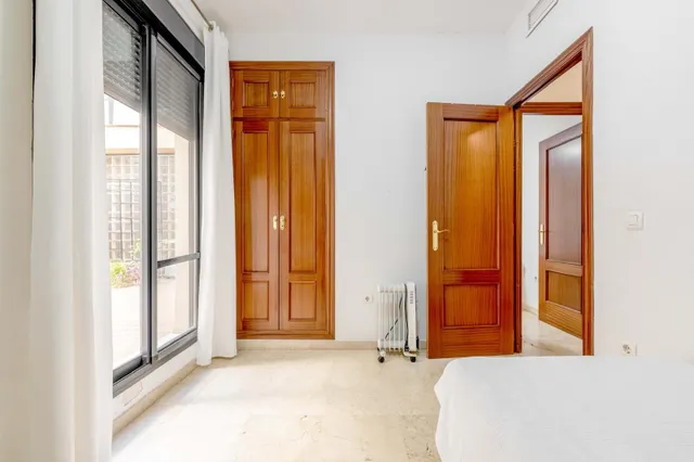 ¡Vive el Centro sin ruido! 180m2 construidos, 4 dormitorios, patio, garaje y trastero en calle Inocentes — 17
