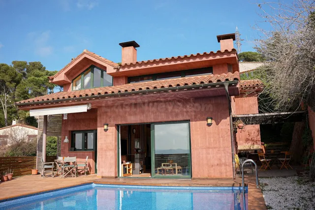 Exclusiva casa con piscina, jardín y amplio garaje en venta  - foto 3
