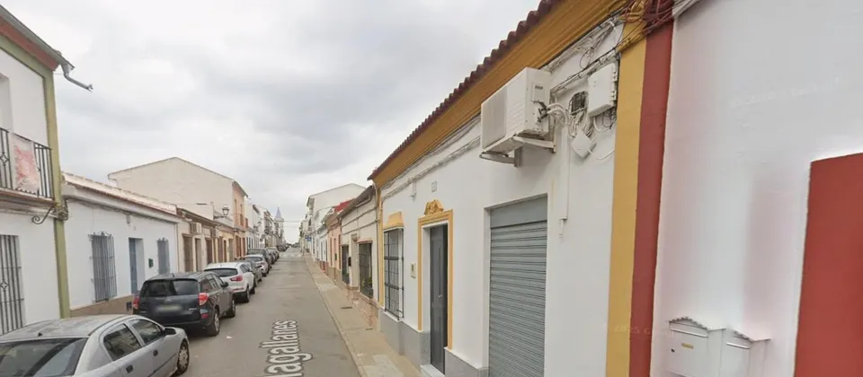 CASA EN PILAS