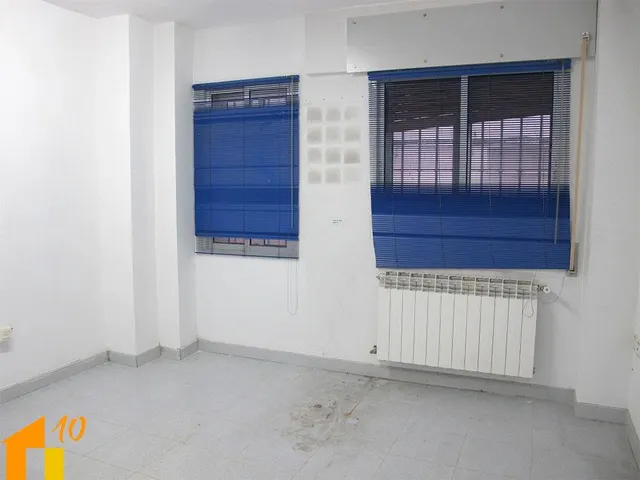 Vivienda en Avd. Arlanzón, zona Hacienda. — 18