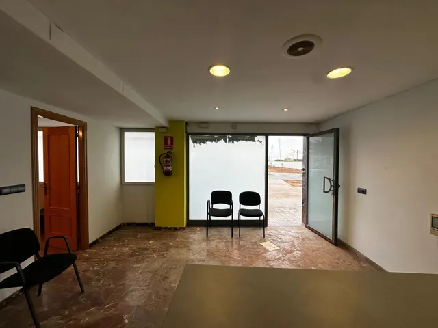 Local comercial con oficinas y zona de trabajo — 6