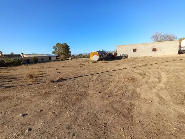 Parcela de 5500 m2 con almacén declarado de 70 m2. — 9