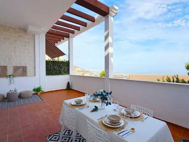 Bajo elevado con gran terraza, vistas al mar y parking priva - foto 4