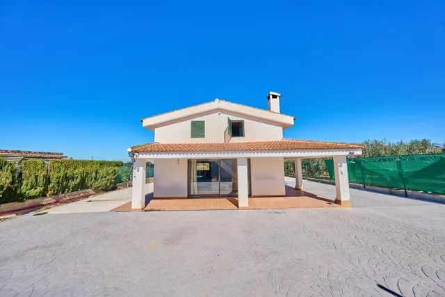 Casa con terreno y piscina en Churriana de la vega — 19