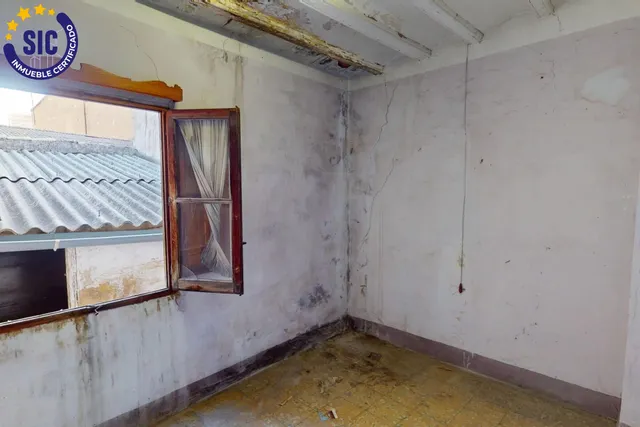 Casa de planta baja y dos alturas en el centro de Castellón, zona Tascas, junto a Fadrell, Borrull ideal para restauración o para vivienda. — 50
