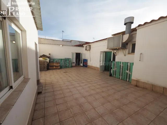 ¡Gran oportunidad! Local comercial con amplio patio en Tomel - foto 5
