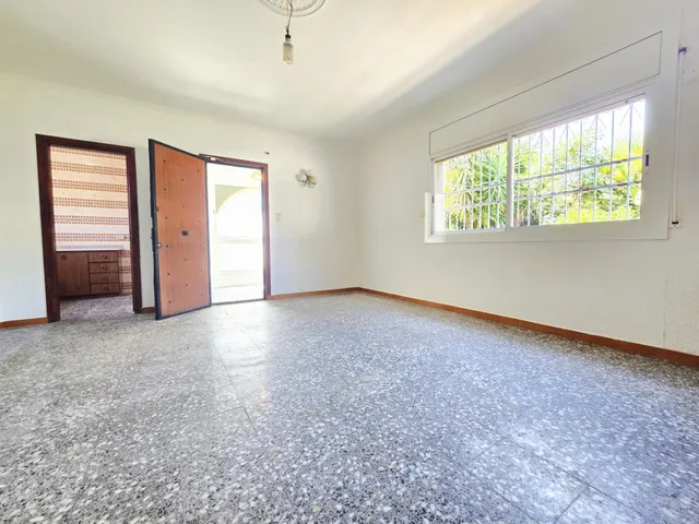 ¡Oportunidad única en Canyelles! Casa independiente con gran terreno llano en la entrada de la Urb. Les Palmeres — 7