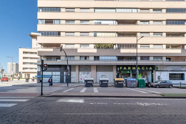 Fantástico Local en el Campus de la Salud. — 11