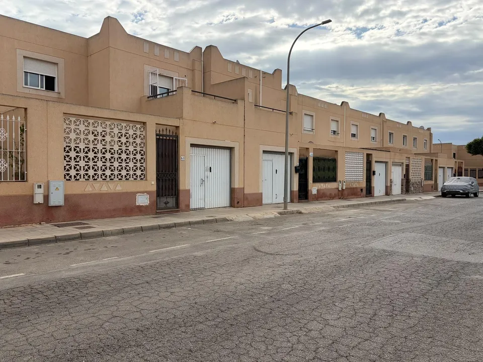 DÚPLEX ADOSADO EN SAN ISIDRO – 4 DORMITORIOS, GARAJE