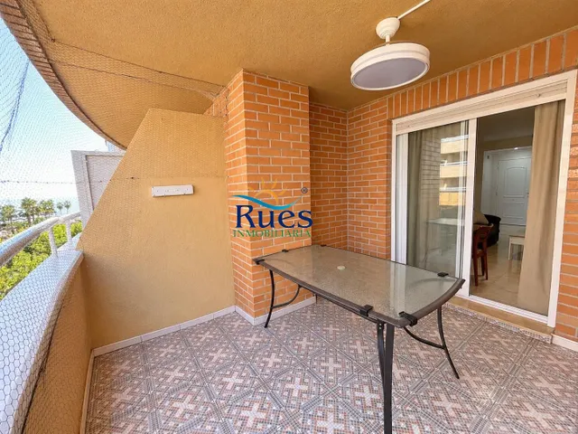Piso reformado en primera línea del mar con terraza y piscina comunitaria — 18