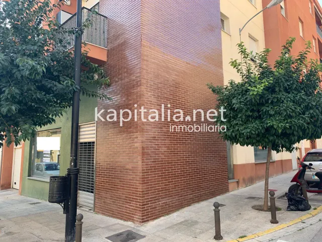 Local comercial chaflán a la venta zona Sant Rafael de Ontinyent. — 2
