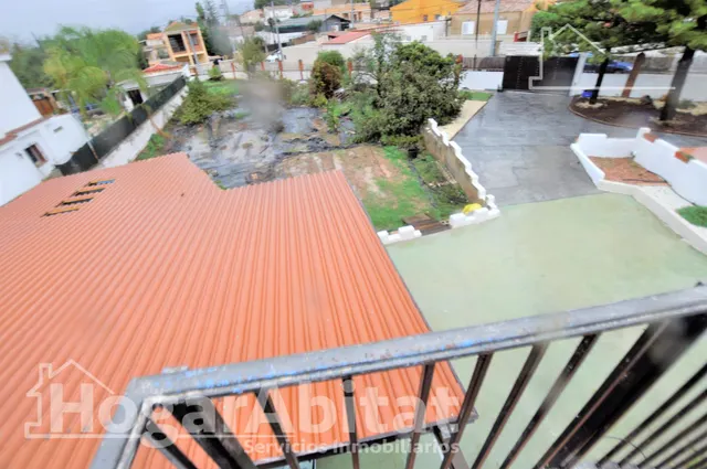 ¡Magnífico chalet! Amplio y lleno de luz, con piscina, terraza, garaje y parcela — 39