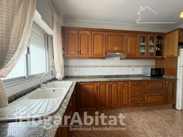 Espacio y luminosidad con infinitas posibilidades en este amplio piso exterior con balcón y trastero — 11