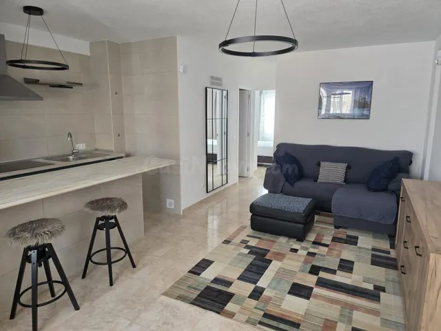 Apartamento a 100 m. playa reformado y amueblado