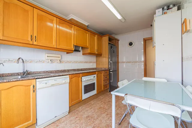 Luminoso piso exterior a esquina de 90 m2 con balcón, garaje y vistas despejadas en avenida de Alicante (vpo) — 15
