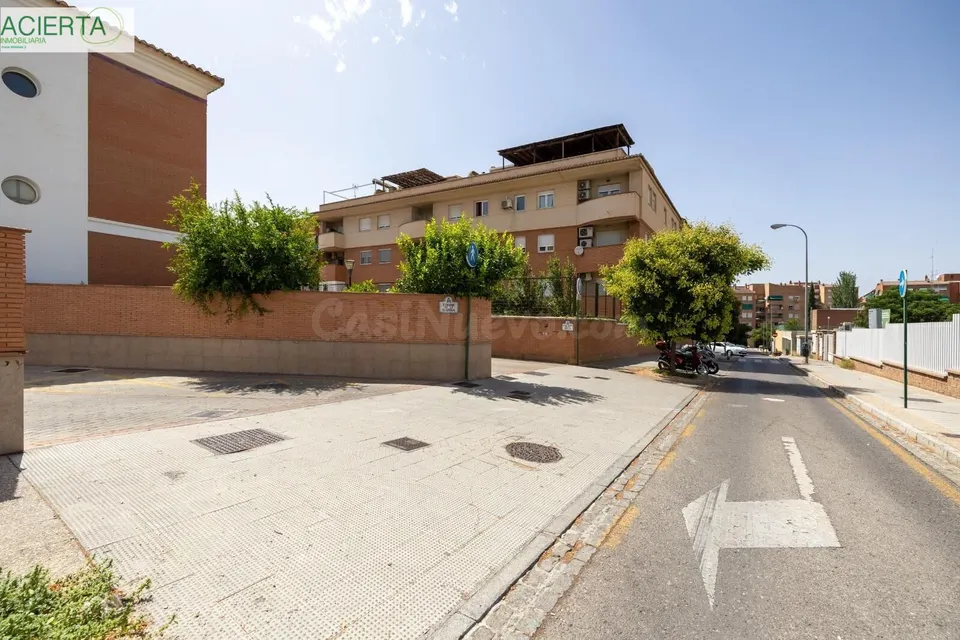 ESPECTACULAR VIVIENDA ADOSADA DE 4 DORMITORIOS CON SÓTANO, TERRAZAS Y PATIO EN GRANADA
