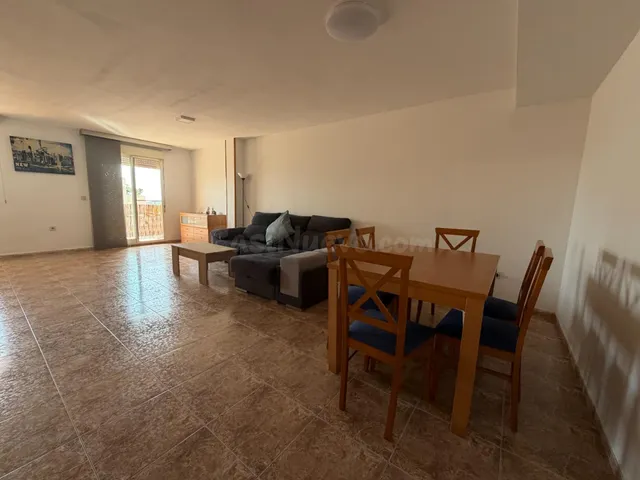 Piso amplio y muy luminoso con ascensor y comunidad incluidos – 800 €/mes (posibilidad de plaza de garaje en el mismo edificio por 50€ mas al mes) — 3