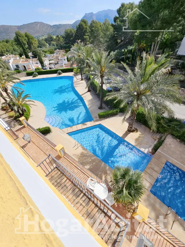 Gran solárium privado y vistas a las piscinas en esta luminosa casa — 6
