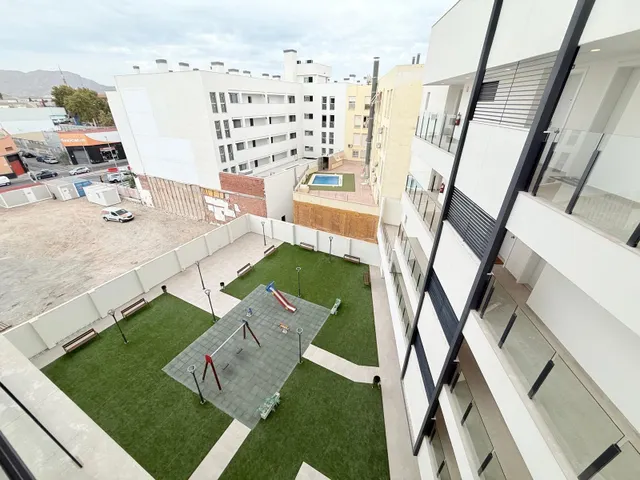 Luminoso apartamento semi-nuevo con terraza, piscina y parking — 35