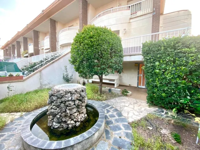 Exclusiva casa a tres vientos con jardín en Santa Bárbara - foto 2