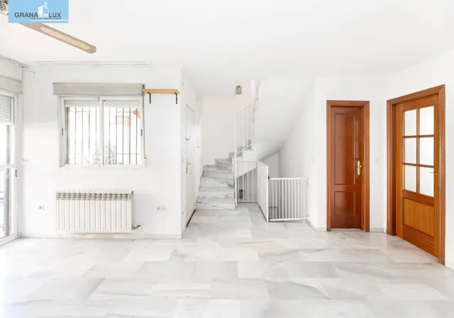 Vive en el corazón de Armilla: 4 dormitorios, patio, terraza y garaje — 6