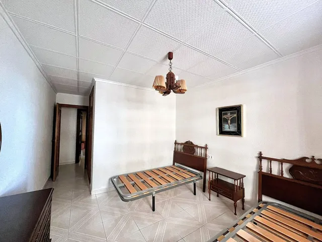 Amplio apartamento (aprox. 90 m2 - 2.ª planta) en primera línea de Playa del Acequión. Gran balcón con vistas al mar (suroeste), piscina comunitaria, cerca del centro, y directamente en la playa. — 22