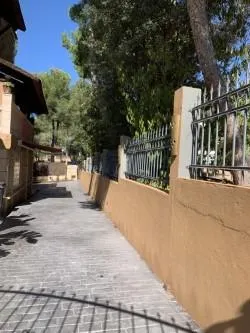 Villa de estilo mallorquín con amplio jardín de pinos en Cala Vinyes — 22
