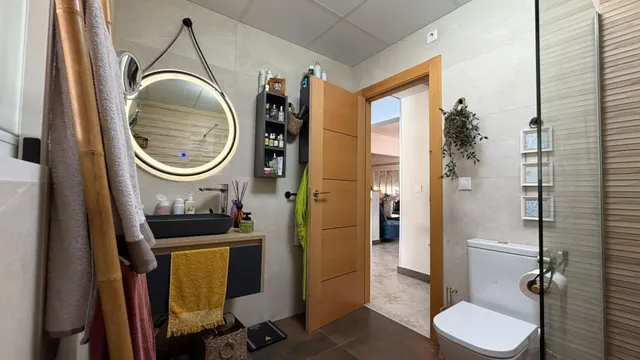 VILLA DE 4 DORMITORIOS Y 3 BAÑOS. PARCELA DE 1.850 M2. CON PISCINA CLIMATIZADA Y CASA DE INVITADOS INDEPENDIENTE EN CATRAL. — 32