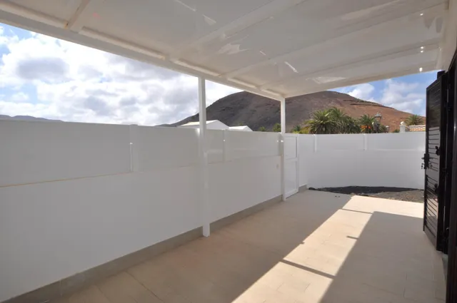 Casa semiadosada en esquina con vistas a los volcanes en Yaiza — 7