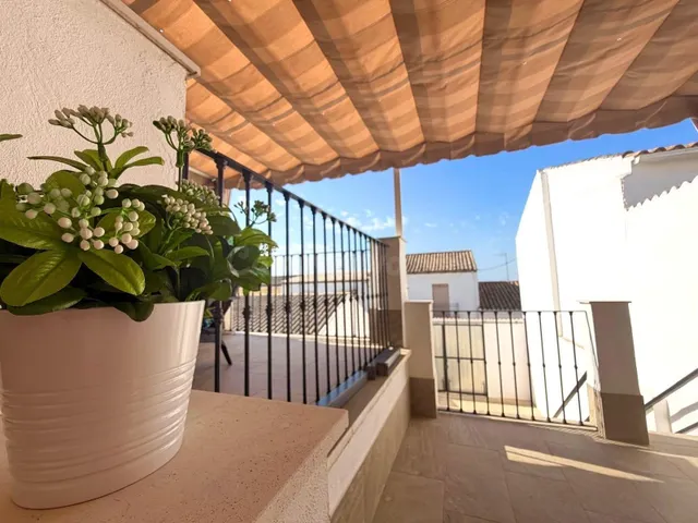 CASA REFORMADA Y AMUEBLADA JUNTO AL PASEO COLÓN. - foto 2