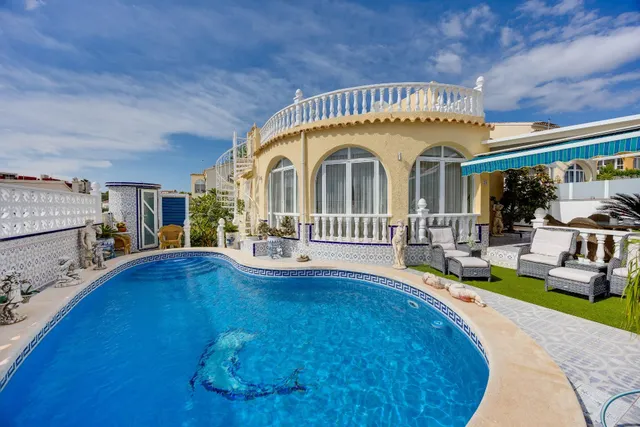 Venta de Villa Independiente con piscina Villamartín Orihuela Costa — 2