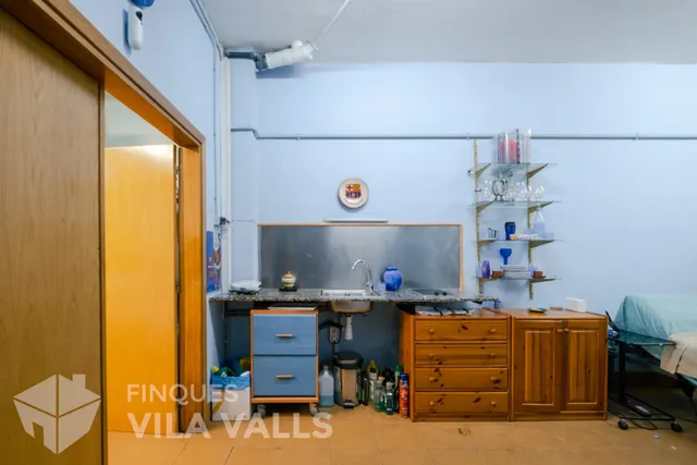 Casa adosada de tres plantas con jardín, terrazas y espacio tipo loft en garaje — 39