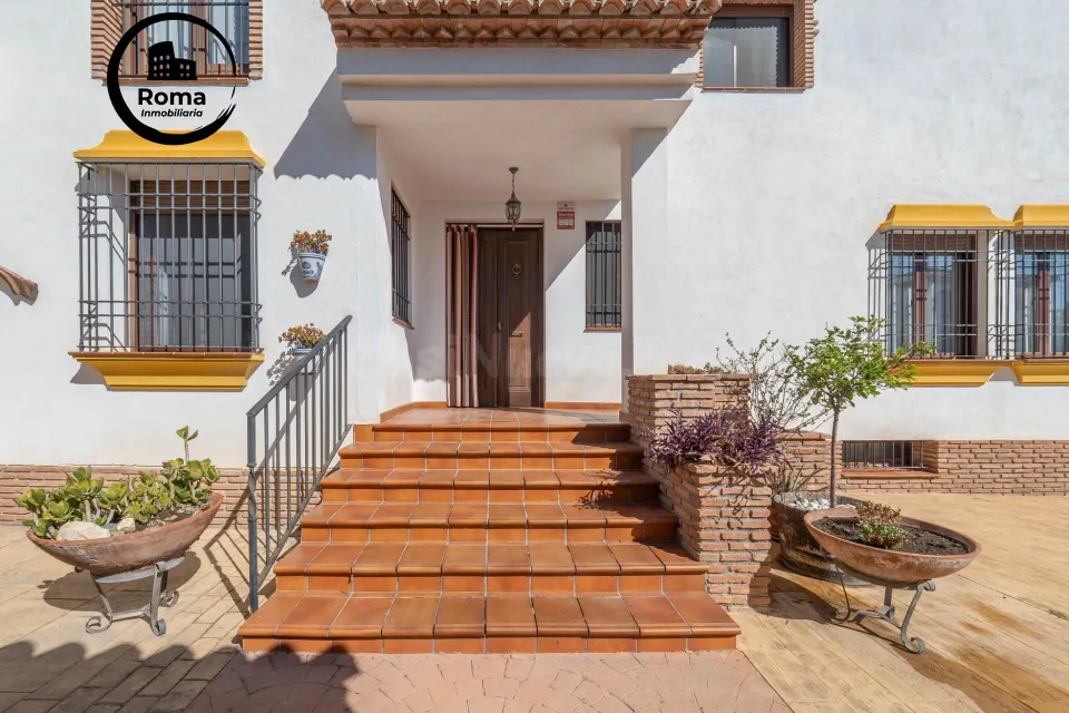 ¡¡ Impresionante chalet dividido en dos viviendas con piscina y zona ajardinadas !!