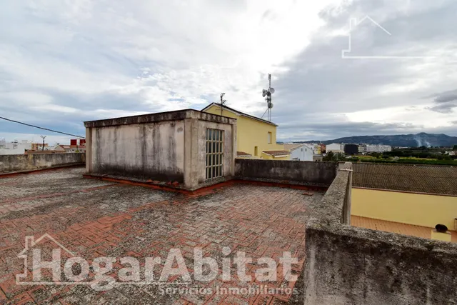 ¡OPORTUNIDAD PARA INVERSORES! GRAN EDIFICIO CON DOS VIVIENDAS INDEPENDIENTES, DOS TERRAZAS Y PARCELA — 44