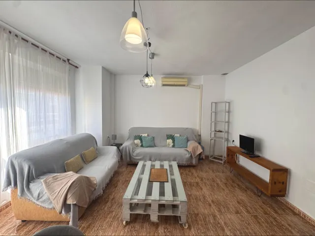 Casa con amplia cochera, terraza y patio. - foto 3