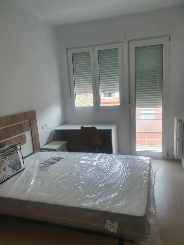 SE ALQUILA HABITACIÓN COMPLETAMENTE REFORMADA — 23