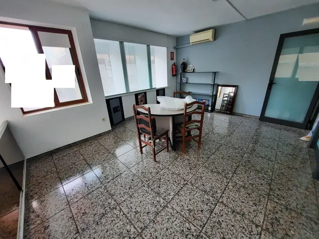 Casa esquinera, de 3 dormitorios, terraza, azotea. Dispone de 2 locales comenrciales. MUY CÉNTRICA — 11
