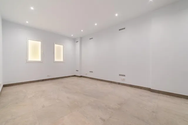 LOCAL COMERCIAL REFORMADO EN CALLE EDGAR NEVILLE — 14
