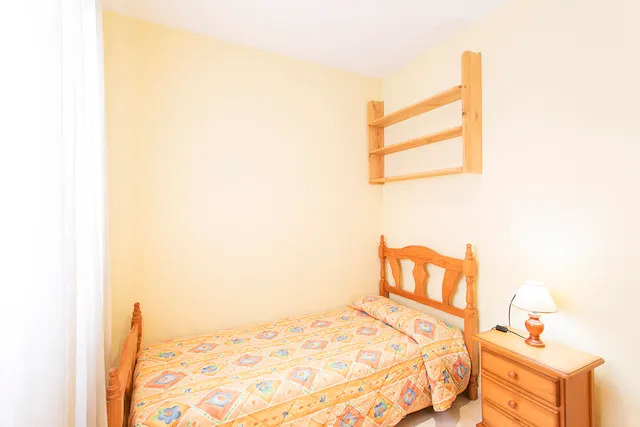 Albayzin bajo zona. piso 3 dormitorios. 2 baños. salón. cocina. calefacción. luminoso. — 9