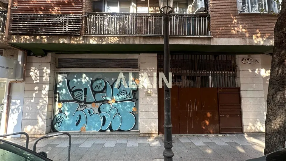 Local comercial de 300 m2 con 10 m de fachada en calle Alboraya