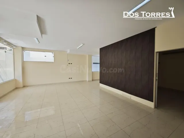 $us 65.000 Amplio local comercial en planta baja, final Juní - foto 4