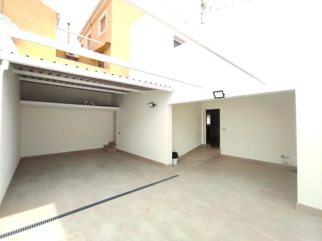 SE VENDE CASA CON AMPLIO PATIO EN PINOSO. — 12