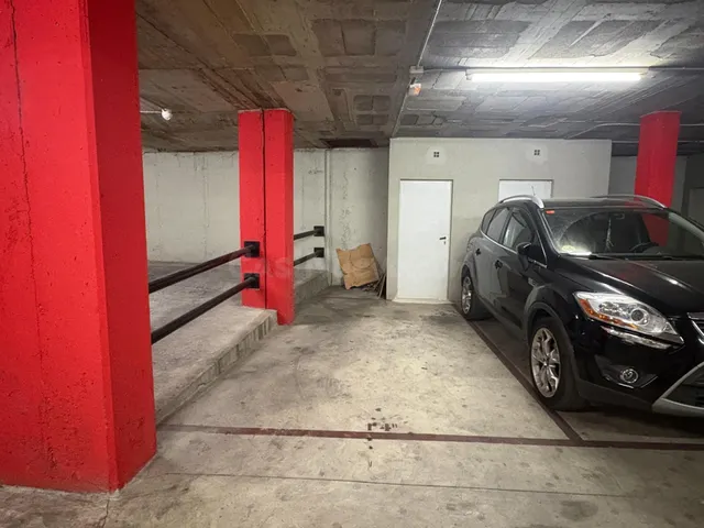 Oportunidad de inversión: 3 plazas de garaje en venta en Terrassa — 2