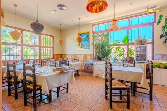 “Restaurante con licencia en 1.993 m2 de parcela y potencial para 3 viviendas en Hita” — 23
