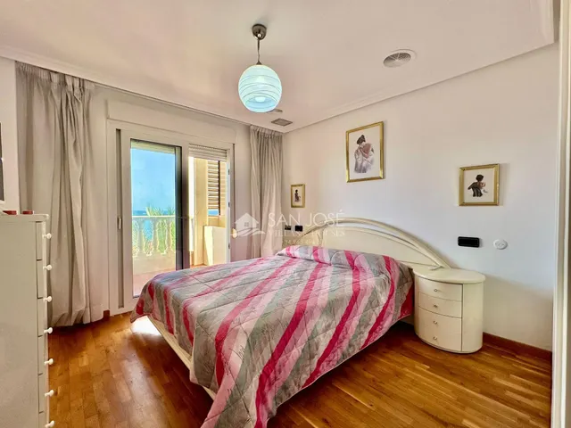 VENTA DE PISO EN TORREVIEJA, PRIMERA LÍNEA DE PLAYA Y VISTAS AL MAR — 3