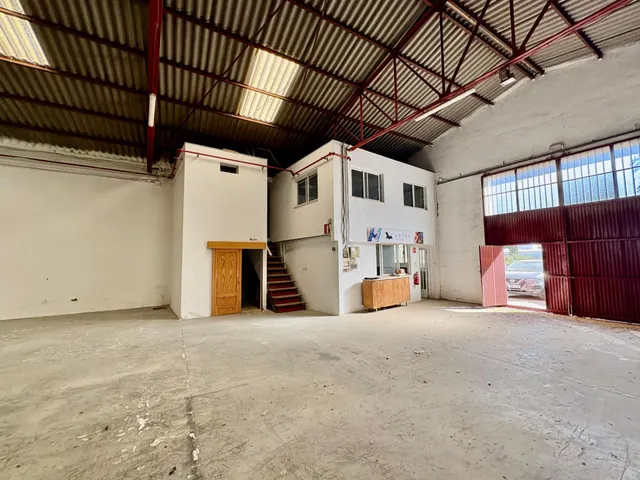 NAVE INDUSTRIAL CON FACIL ACCESO A AUTOVIA — 12