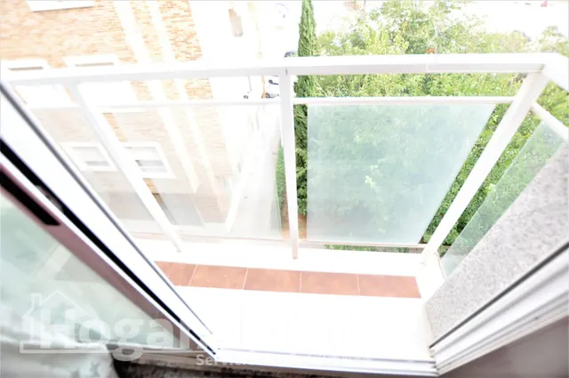 Alto, espacioso y muy luminoso con ascensor, garaje y balcón de vistas despejadas — 9